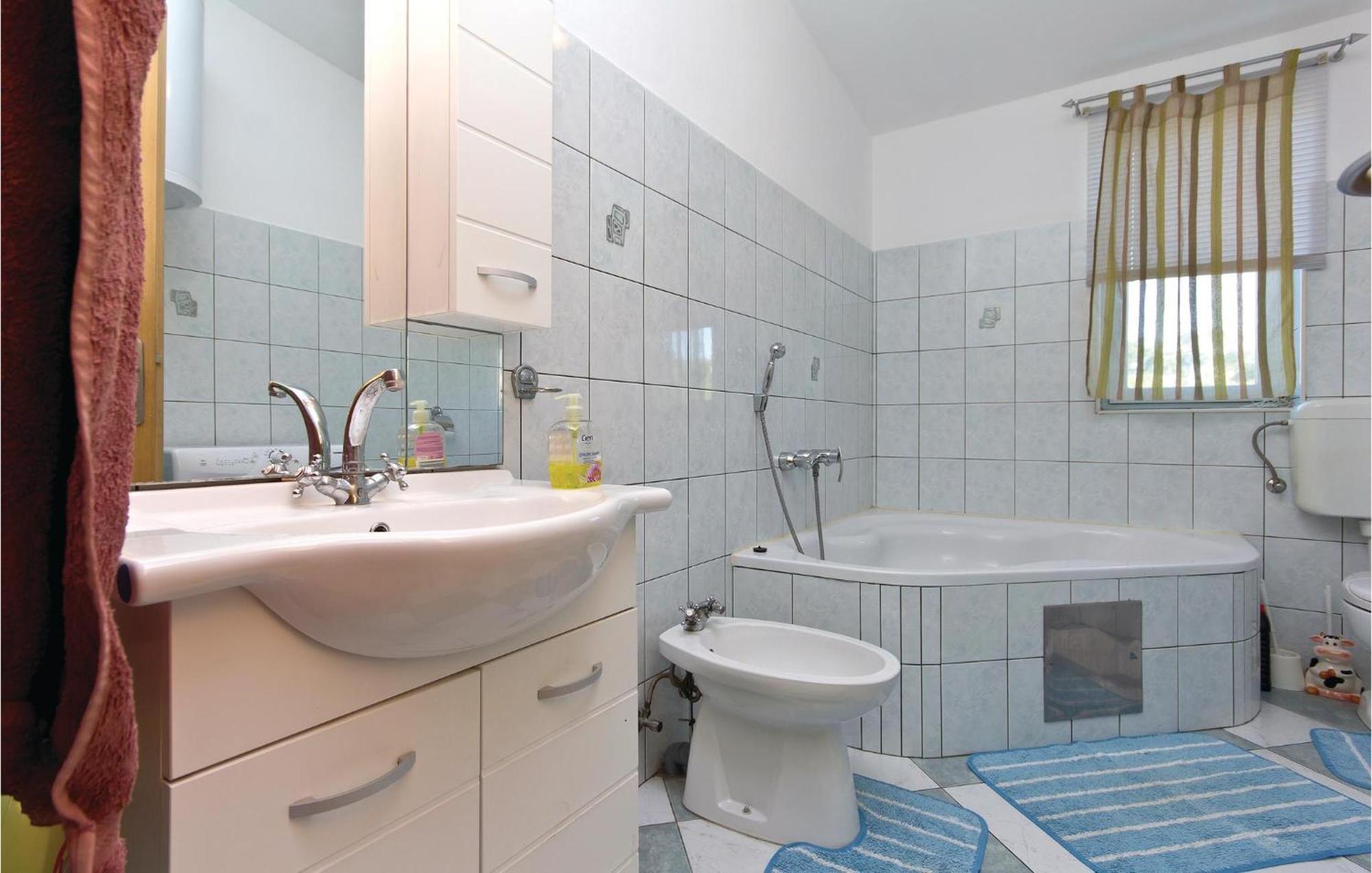 3 Bedroom Gorgeous Apartment In Marčana エクステリア 写真