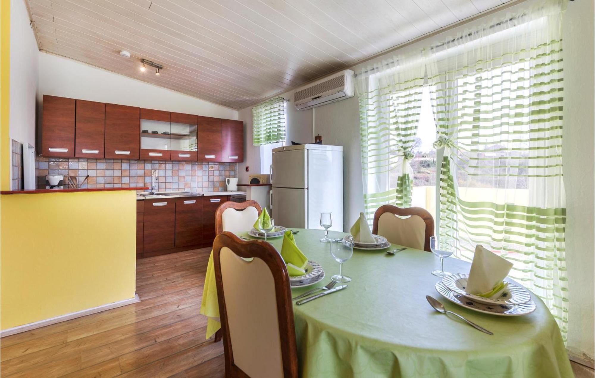 3 Bedroom Gorgeous Apartment In Marčana エクステリア 写真
